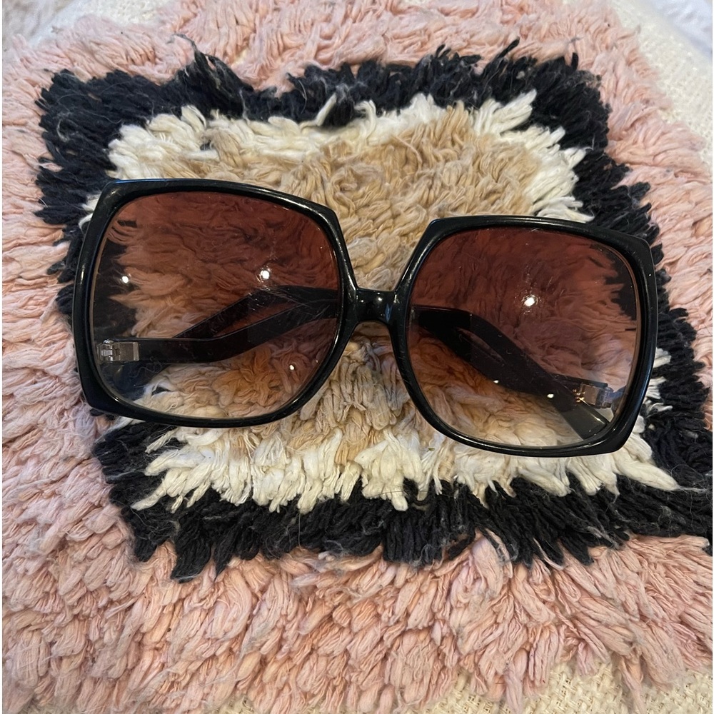 Square UV 400 lens chic sunglasses very comfortable fit